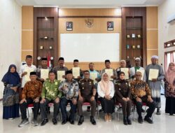 Kejari Bireuen Serahkan Sertifikat Tanah Wakaf