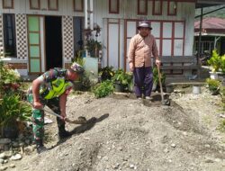 Babinsa Koramil 06/Jagong Bantu Perehaban Rumah Warga di Desa Bukit Sari
