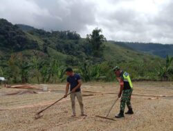 Babinsa Bantu Warganya Jemur Biji Kopi