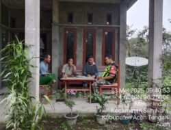Babinsa Koptu Iswandi Jalin Komsos dengan Warga Desa Mekar Indah.