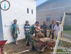 Babinsa Koramil 08/SN Bersama Warga Terangengon Lakukan gotong royong 