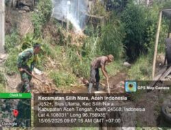 Babinsa Koramil 08/SN Bantu Warga Bersihkan Sampah di Saluran Air