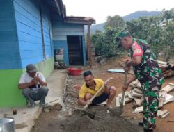 Berjiwa Sosial, Babinsa Bantu Mengaduk Semen Bangun Rumah Warga