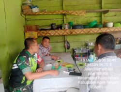 Babinsa Koramil 08/SN Komsos di Kampung Pilar Weh Kiri, Ajak Warga Antisipasi Karhutla dan Kebakaran Rumah.