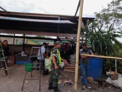 Dukung Hajatan Warga, Babinsa Koramil 03/TG Bantu Warga Pasang Teratak