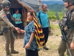 Ops Damai Cartenz-2025 Pererat Hubungan dengan Masyarakat Kampung Okpol Melalui Patroli Sambang