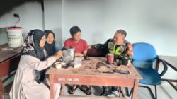 Komsos Di Desa, Cara Babinsa Berinteraksi Langsung Dengan Warga Di Wilayah Binaan