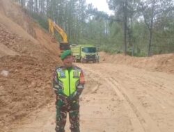 Personil Koramil 05 Linge Lakukan Pengamanan Jalan