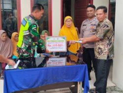 Dampingi Penyaluran BLT DD, Babinsa Ingatkan Warga Manfaatkan Untuk Kebutuhan Keluarga