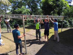 Babinsa Bersama Pemuda Kompak Bantu Warga Dirikan Tenda Hajatan