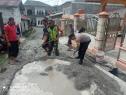 Babinsa, Bhabinkamtibmas Dan Warga Kerja Bakti Perbaiki Jalan Desa