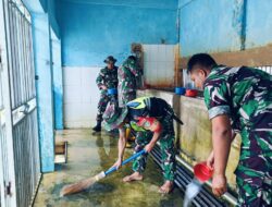 Tingkatkan Kebersihan, Babinsa Bersama Warga Bersihkan Seputaran Masjid