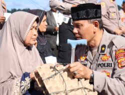 Hangatnya Jumat Barokah: Warga Kampung Remesen Tersenyum, Polisi Hadir Membawa Harapan