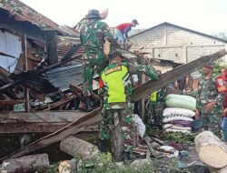 Satu unit Rumah Warga Tertimpa Pohon, Danramil 03/TG Terjunkan Anggota