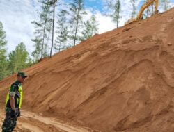 Babinsa Siaga di Lokasi Jalan Longsor Demi Bantu Keselamatan Warga