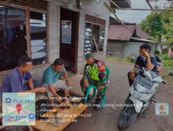 Babinsa Koramil 08/SN Komsos Bersama Pemuda di Desa Gunung Singit