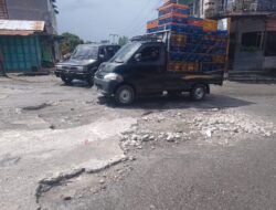 Warga Desa Bahgie Bertona Kecamatan Bandar Keluhkan Jalan Rusak.