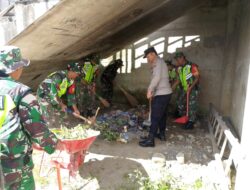 TNI-POLRI Gotong Royong Bersihkan Masjid Sambut Hari Raya Idul Adha 1446 H