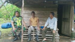 Monitoring Wilayah, Babinsa Lakukan Komsos Bersama Masyarakat