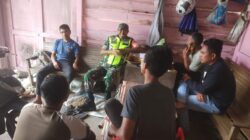 Jalin Silahturahmi Bersama Masyarakat Di Wilayah Binaan, Babinsa Lakukan Komsos.