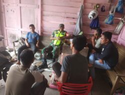 Jalin Silahturahmi Bersama Masyarakat Di Wilayah Binaan, Babinsa Lakukan Komsos.