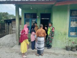 Edukasi Tentang Bahaya Kebakaran, Babinsa Bersama Aparat Kampung Sambangi Rumah Warga