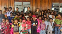 Srikandi Polri Ops Damai Cartenz-2025 Tebar Damai Lewat Ibadah Bersama Anak-anak di Gereja GPDI Yericho Nogolait Kandego, Nduga