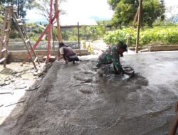 Babinsa Bantu Cor Lantai Rumah Warga di Desa Telege sari