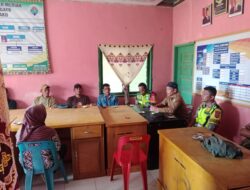 Ciptakan Kondusifitas Wilayah. Babinsa Bersama Bhabinkamtibmas Komsos Bersama Aparatur Desa