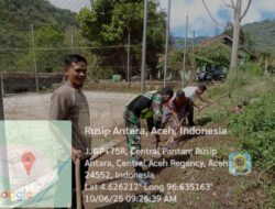 Babinsa Bersama Warga Melaksanakan Gotong Royong Pembersihan Lapangan Bola voli