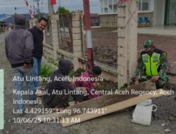 Babinsa Bantu Warga Dalam Kegiatan Karya Bakti di Desa Kelapa Akal