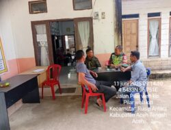 Babinsa Koramil 08/SN Komsos Bersama Warga  Kampung Pilar Weh Kiri