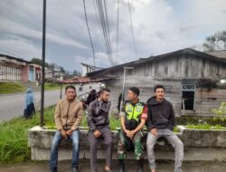 Pererat Silaturahmi, Babinsa Koramil 06/Bukit Komsos Bersama Warga