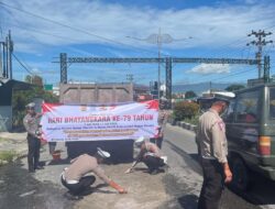 Polantas Aceh Hadir :Satlantas Polres Bener Meriah laksanakan penambalan jalan berlubang dalam rangka HUT Bhayangkara ke-79.