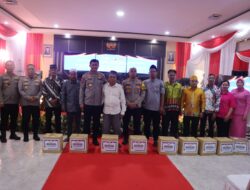 Peduli Warga, Kapolda Kalteng Berikan Bantuan Sosial Kepada Warga Saat Kunker ke Polres Barito Utara