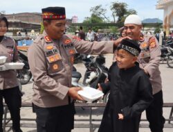 Berbagi Kebahagiaan Di Jumat Berkah, Polres Bener Meriah Bagikan Nasi Kotak Kepada Jamah Sholat Jumat Di Masjid Al-Amilin