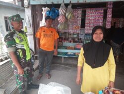 Semangati Pelaku UMKM, Babinsa Komsos Dengan Pemilik Kios Di Wilayah Binaan