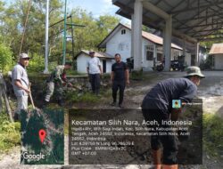 Babinsa Koramil 08/Silih Nara Gotong Royong Bersihkan Parit Bersama Warga
