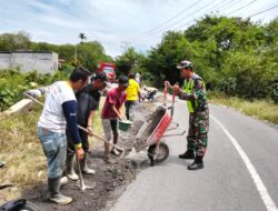 Babinsa Koramil 06/Bukit Berama Masyarakat Gotong Royong Perbaiki Jalan Desa