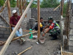 Tekankan Keselamatan Saat Bekerja, Babinsa Sambangi Warganya Saat Membangun Rumah