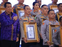 Kapolri Berikan Penghargaan Pembangunan Zona Integritas WBK Kepada Divisi Humas Polri