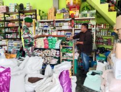 Babinsa Koramil 05/Permata Komsos Dengan Pemilik Kios Pupuk Dan Obat-obatan Pertanian