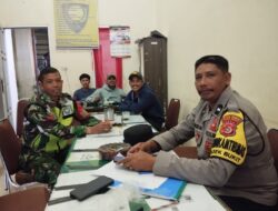Babinsa Bersama Bhabinkamtibmas Komsos Dengan Aparatur Desa Jalin Sinergitas