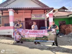 Dengan Cara Memasang Spanduk Stop Karhutlah, Upaya Babinsa Mencegah Terjadinya Karhutlah