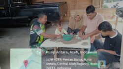Babinsa Koramil 08/Silih Nara Bantu Warga Sortir Kopi 