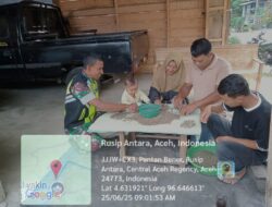 Babinsa Koramil 08/Silih Nara Bantu Warga Sortir Kopi 