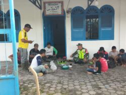 Babinsa Ujung Gele Manfaatkan Waktu Istirahat Gotong Royong Untuk Komsos