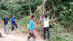 Pemuda dan Warga Kampung Gunung Sayang Gelar Gotong Royong Jumat Bersih