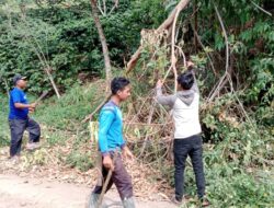 Pemuda dan Warga Kampung Gunung Sayang Gelar Gotong Royong Jumat Bersih
