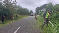 Babinsa Koramil 06/Bukit Bersama Masyarakat Kerja Bakti Bersihkan Jalan